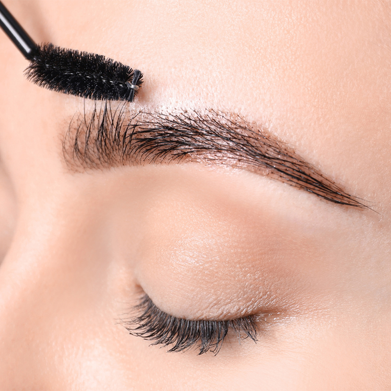 Augenbrauen Henna-Behandlung mit Tattoo-Effekt